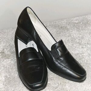 Footthrills NWOB Women 9.5M Pumps Black LEATHER Comfort Shoes 1 1/2" Block Heel